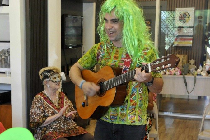  Lisete Resende de Almeida se diverte com Rafael Miranda, cofundador do Musicoterapia nas Quadras