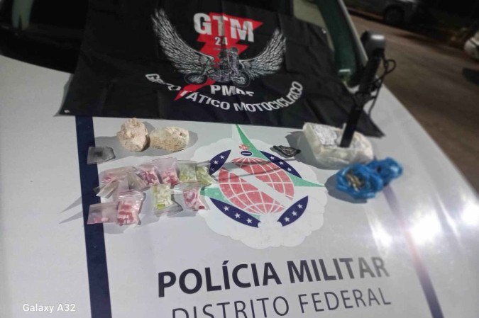 Servidor do MPF é preso com cocaína e 300 comprimidos de ecstasy em apartamento
- (crédito: Divulgação/PMDF) Servidor do MPF é preso com cocaína e 300 comprimidos de ecstasy em apartamento
- (crédito: Divulgação/PMDF)