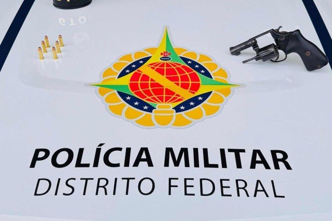 Motorista armado é detido em Sobradinho por porte ilegal de arma de fogo - (crédito: PMDF/Divulgação) Motorista armado é detido em Sobradinho por porte ilegal de arma de fogo - (crédito: PMDF/Divulgação)