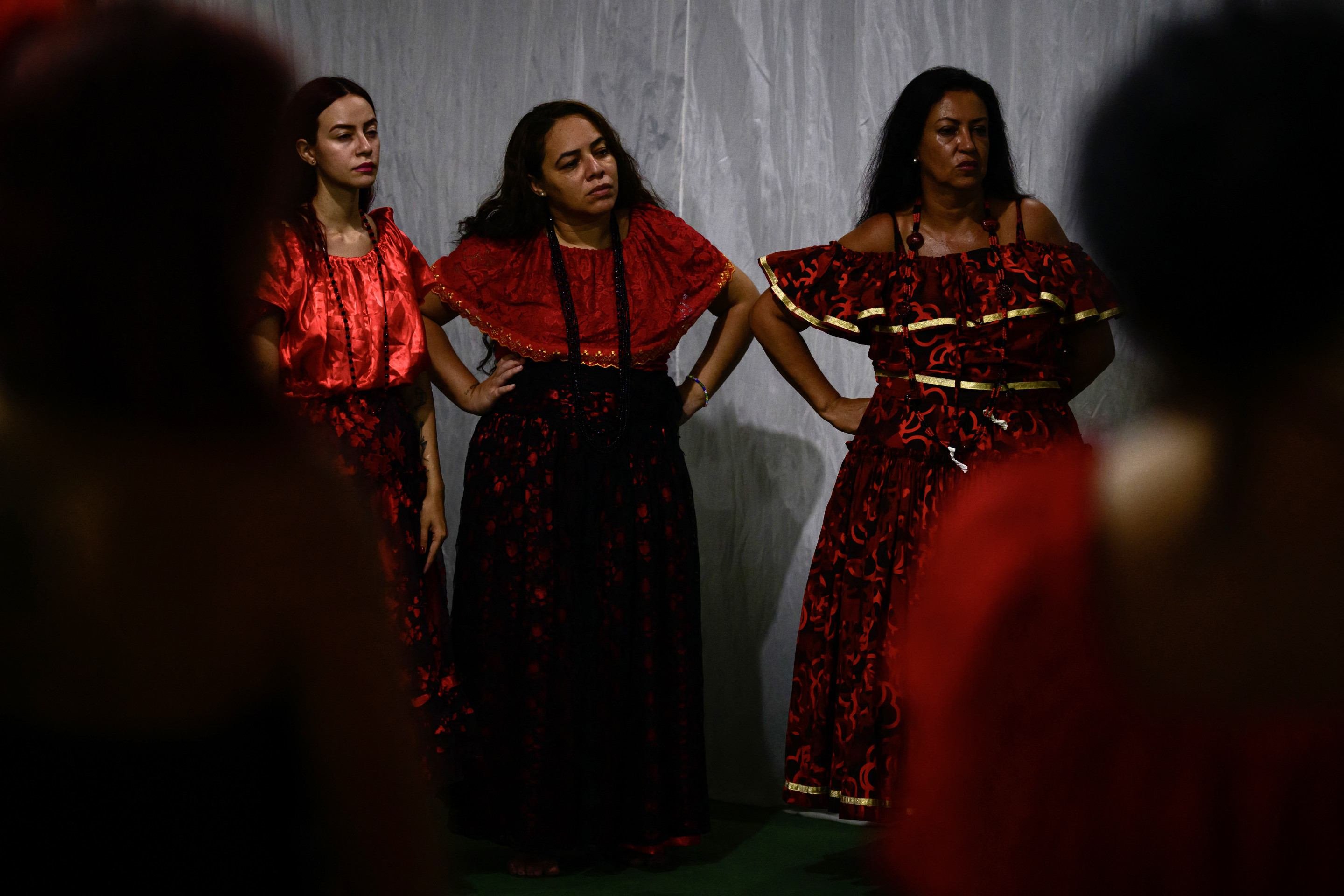 Praticantes de umbanda realizam ritual em homenagem à entidade Exu no Centro Espírita Umbandista Caboclo Sete Estrelas, no bairro de Realengo, no Rio de Janeiro      