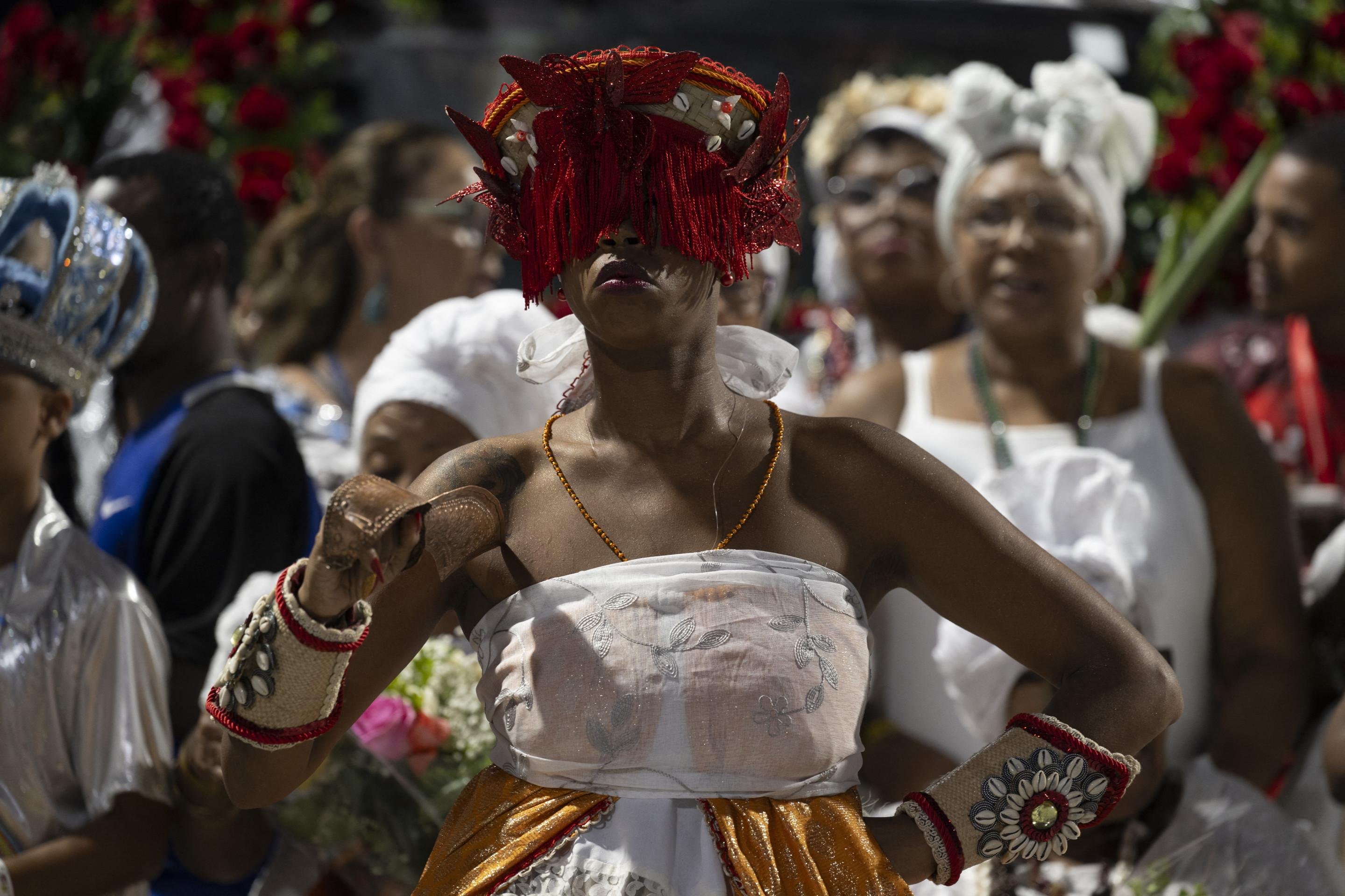 Um devoto religioso realiza a Lavagem do Sambódromo, um ritual tradicional para limpar a energia no local onde ocorrerá o desfile do carnaval do Rio de Janeiro