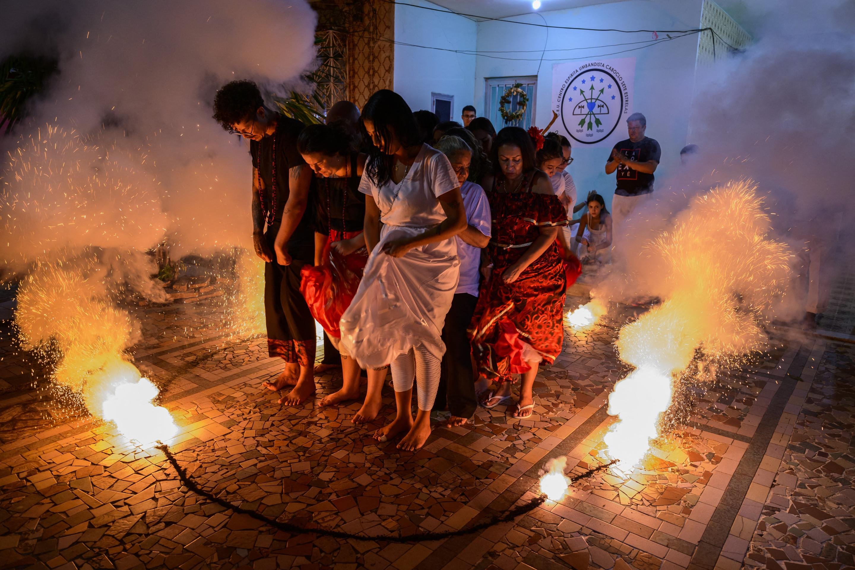 Praticantes de umbanda realizam ritual para se proteger durante o carnaval no Centro Espírita Umbandista Caboclo Sete Estrelas, no bairro de Realengo, no Rio de Janeiro      