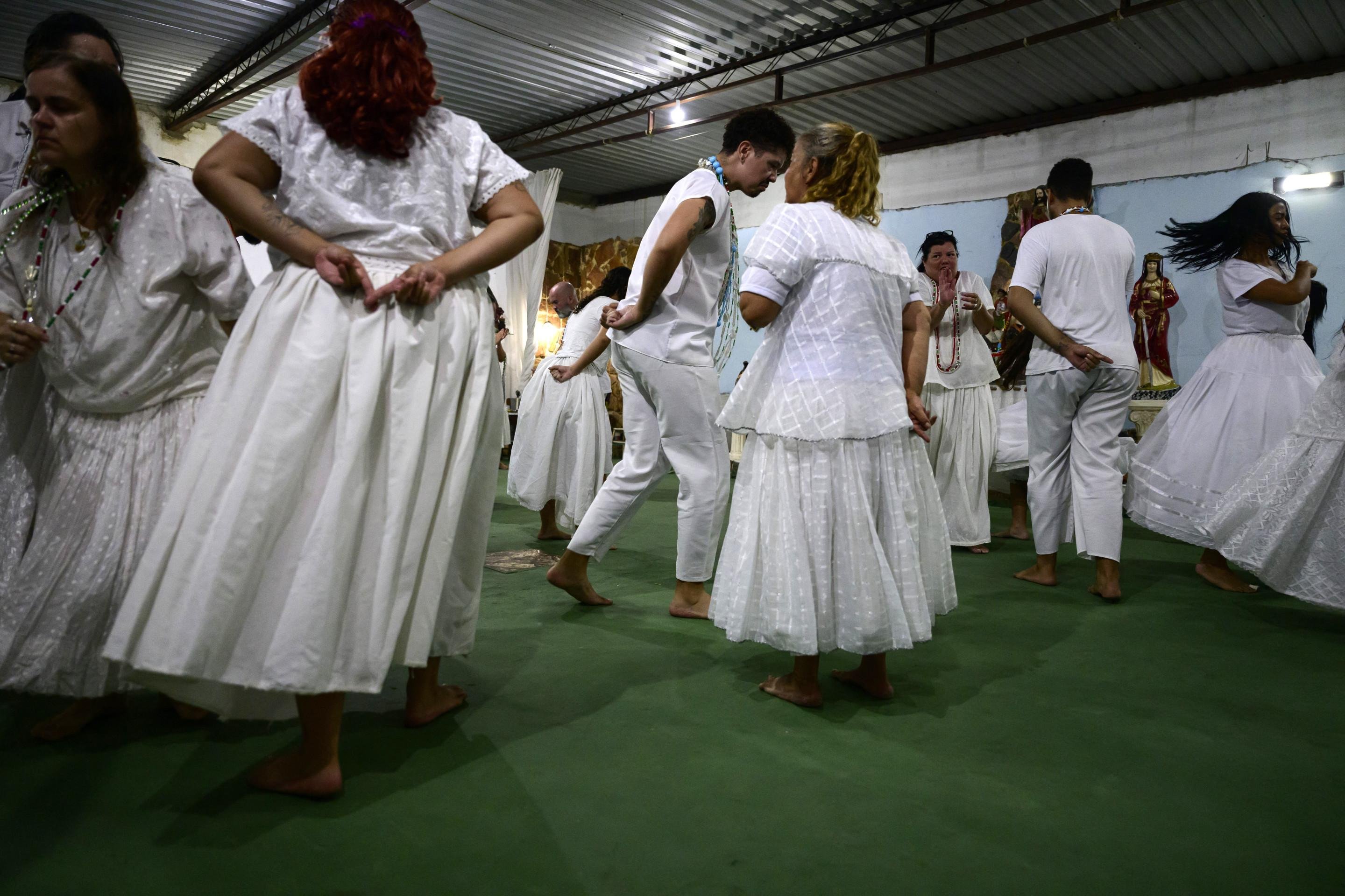 Praticantes de umbanda realizam ritual em homenagem à entidade Caboclo no Centro Espírita Umbandista Caboclo Sete Estrelas, no bairro de Realengo, no Rio de Janeiro      