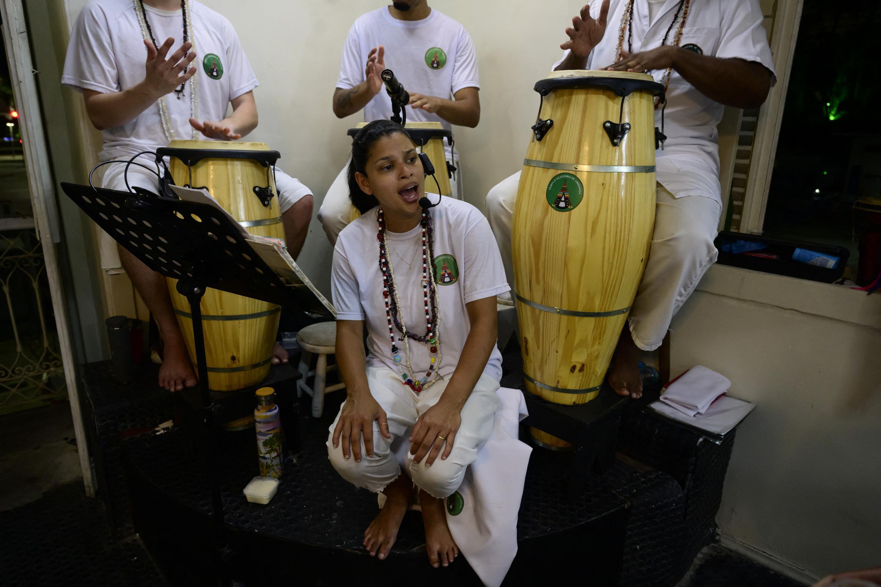 Mãe Rayenne de Souza Antas, chefe do Curimba (tambor de atabaque), realiza um ritual na Academia de Umbanda no centro do Rio de Janeiro, em 18 de fevereiro de 2025      