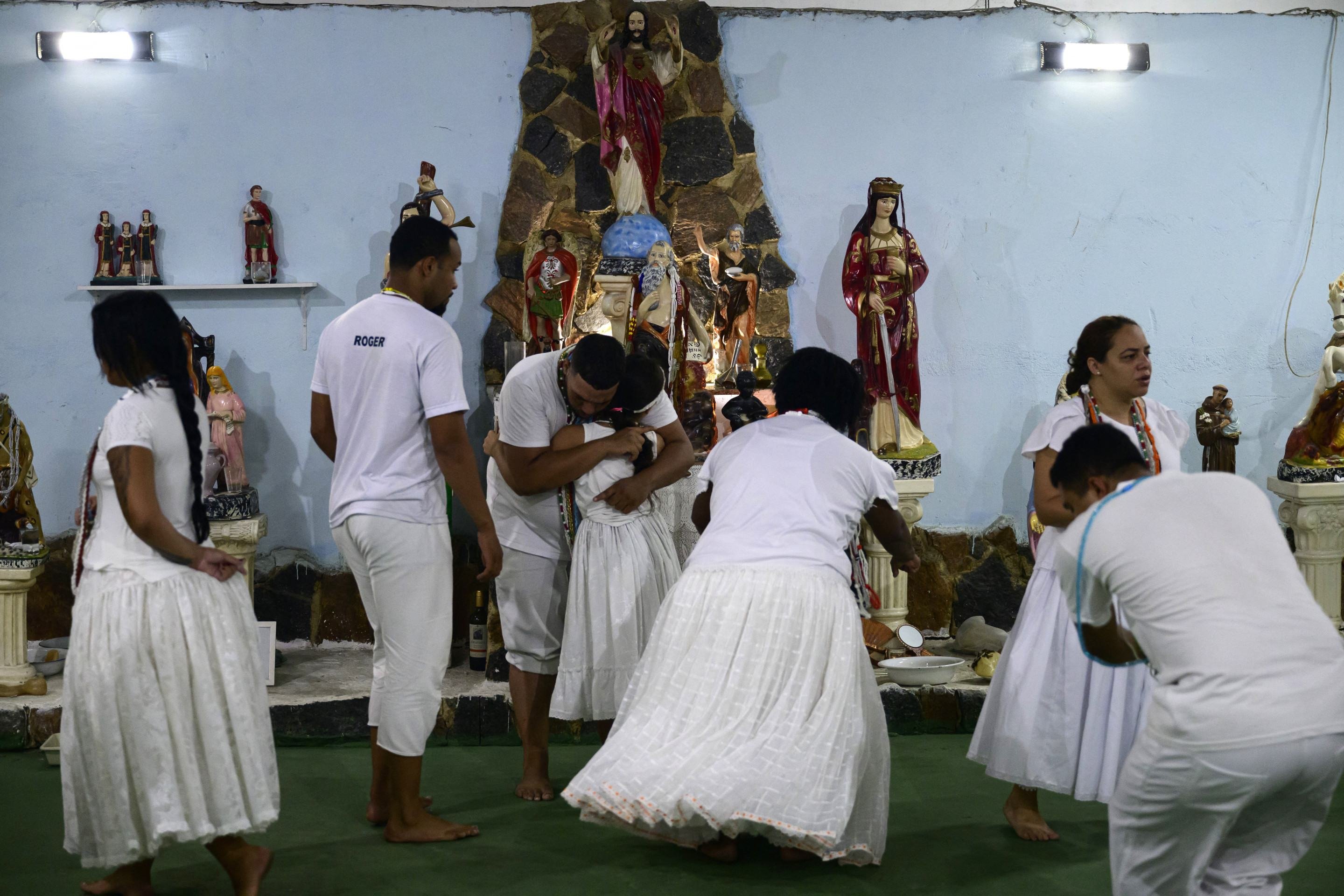 Praticantes de umbanda realizam ritual em homenagem à entidade Caboclo no Centro Espírita Umbandista Caboclo Sete Estrelas, no bairro de Realengo, no Rio de Janeiro, em 22 de fevereiro de 2025      