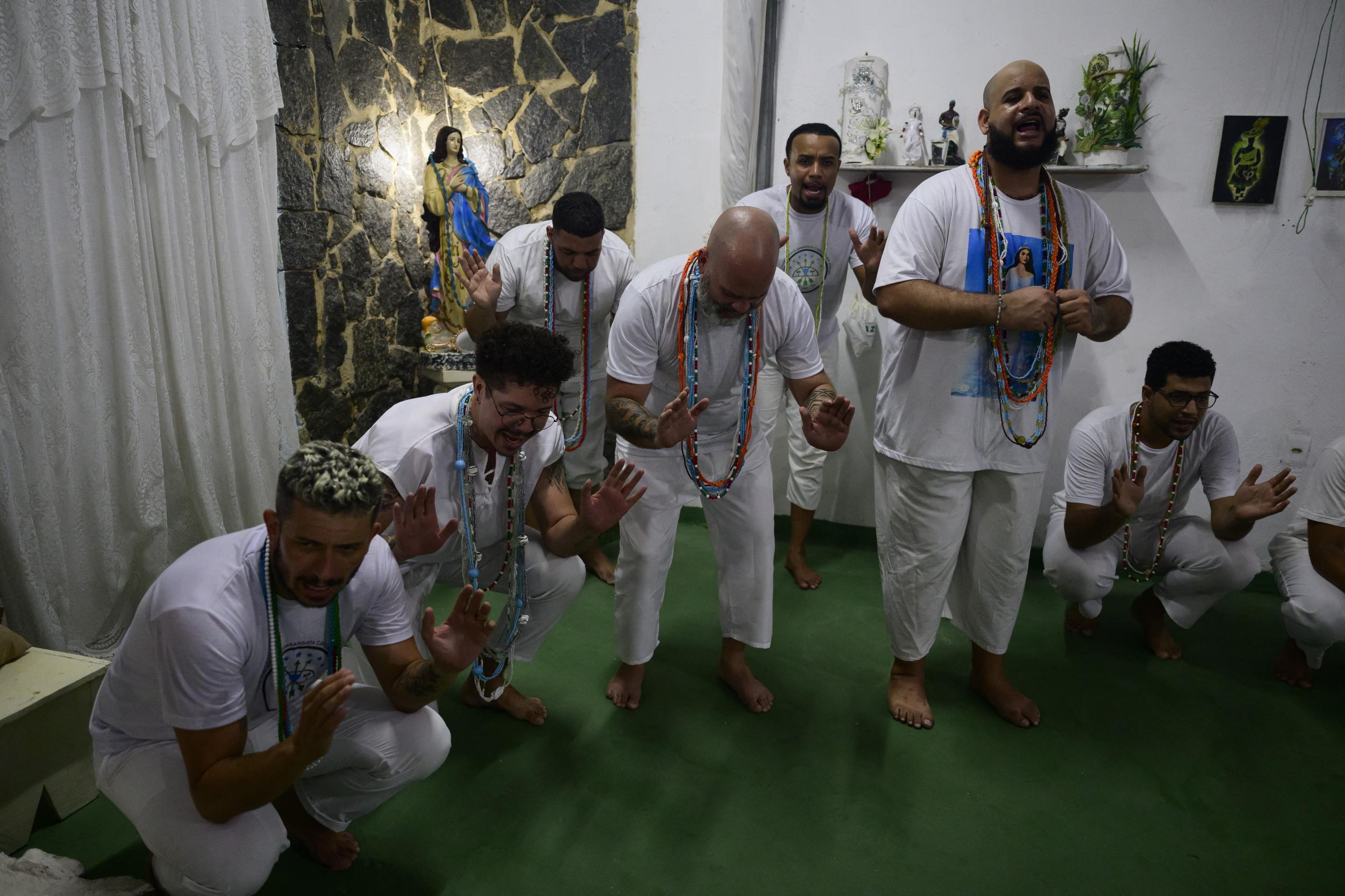 Praticantes de umbanda realizam ritual em homenagem à entidade Caboclo no Centro Espírita Umbandista Caboclo Sete Estrelas, no bairro de Realengo, no Rio de Janeiro, em 22 de fevereiro de 2025