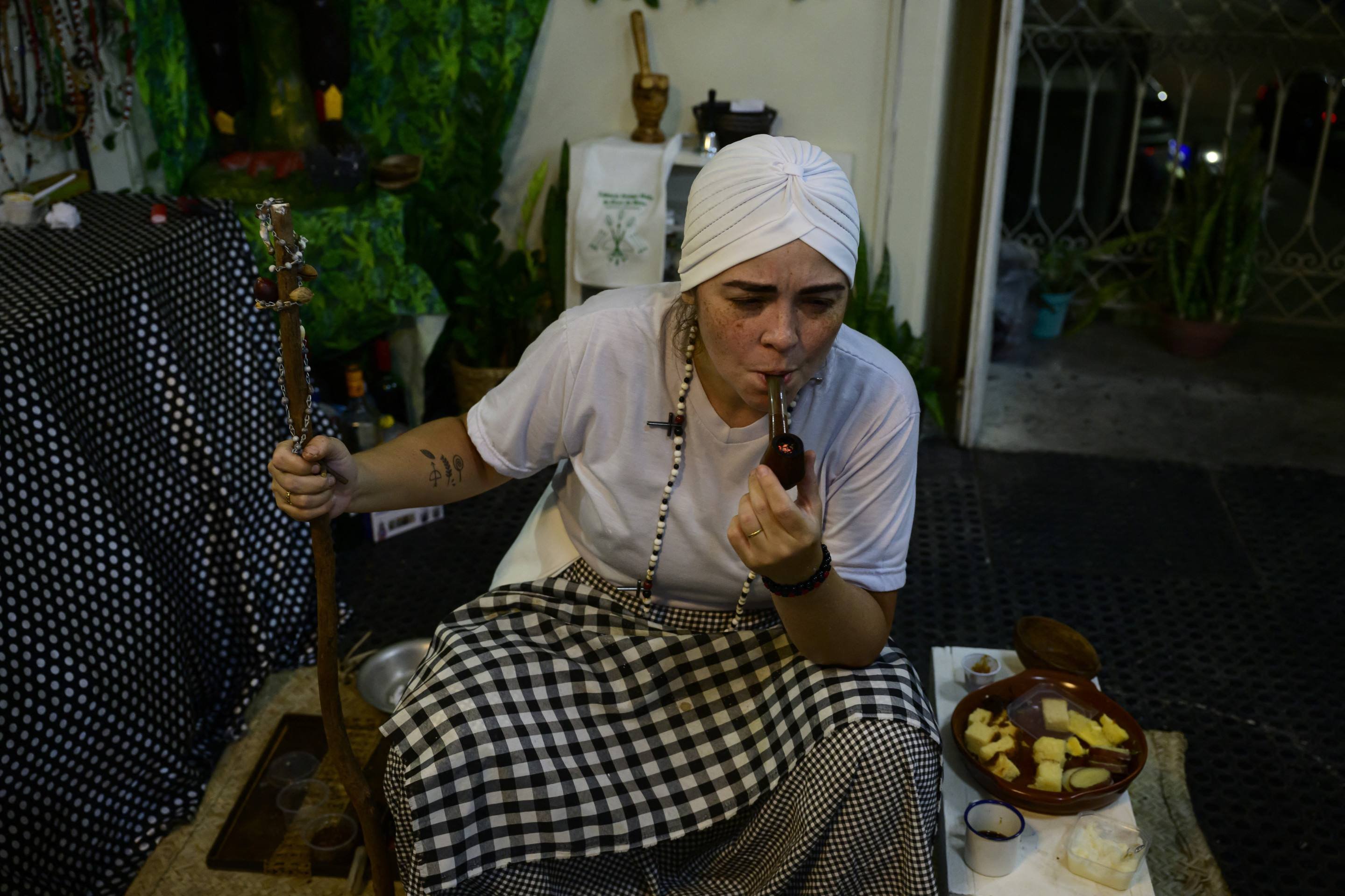 Isabella Menezes Antas, Mãe Isabella, realiza um ritual na Academia de Umbanda no centro do Rio de Janeiro, Brasil, em 18 de fevereiro de 2025