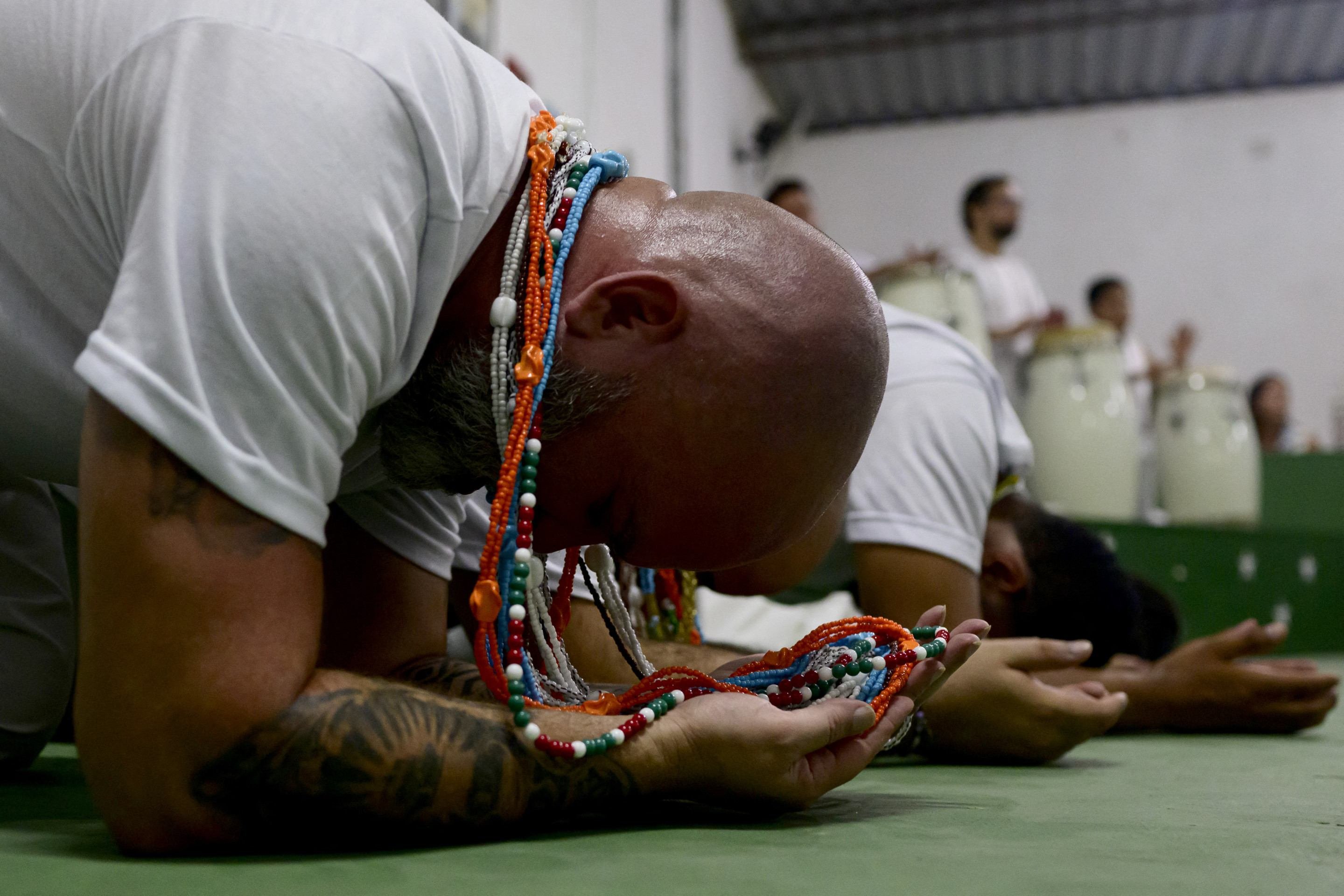 Praticantes de umbanda realizam ritual em homenagem à entidade Caboclo no Centro Espírita Umbandista Caboclo Sete Estrelas, no bairro de Realengo, no Rio de Janeir      