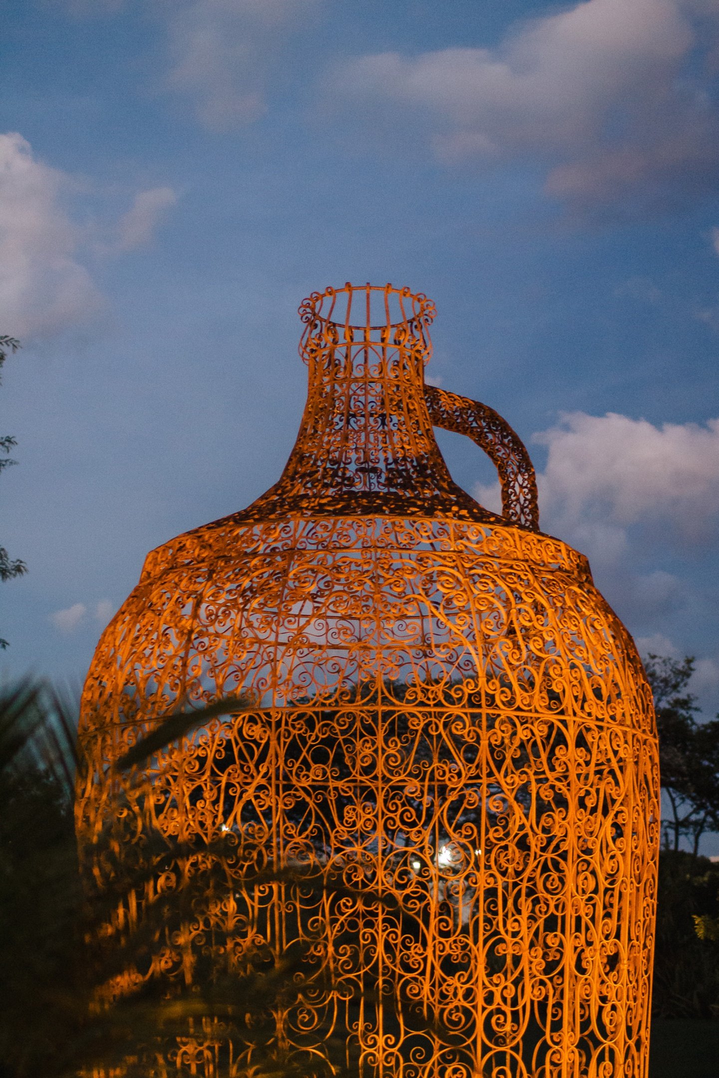 Fascinação Exposição de Joana Vasconcelos. Visitação até 15 de março, às quintas e sextas-feiras, das 11h às 16h, e no primeiro sábado de cada mês, das 11h às 16h, na Embaixada de Portugal no Brasil - Avenida das Nações, lote 02. 