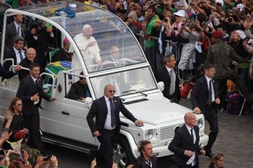 Francisco no papamóvel no Rio de Janeiro, em 2013 