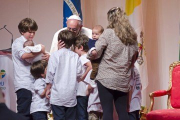 Papa abençoa crianças durante a Jornada Mundial da Juventude 