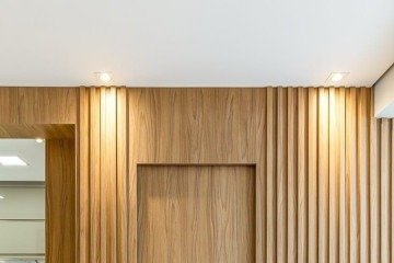 O grande charme desse tipo de porta é que ela se integra perfeitamente ao ambiente