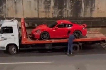 Motorista de Porsche foge de blitz, bate carro e é preso em Minas - Redes Sociais