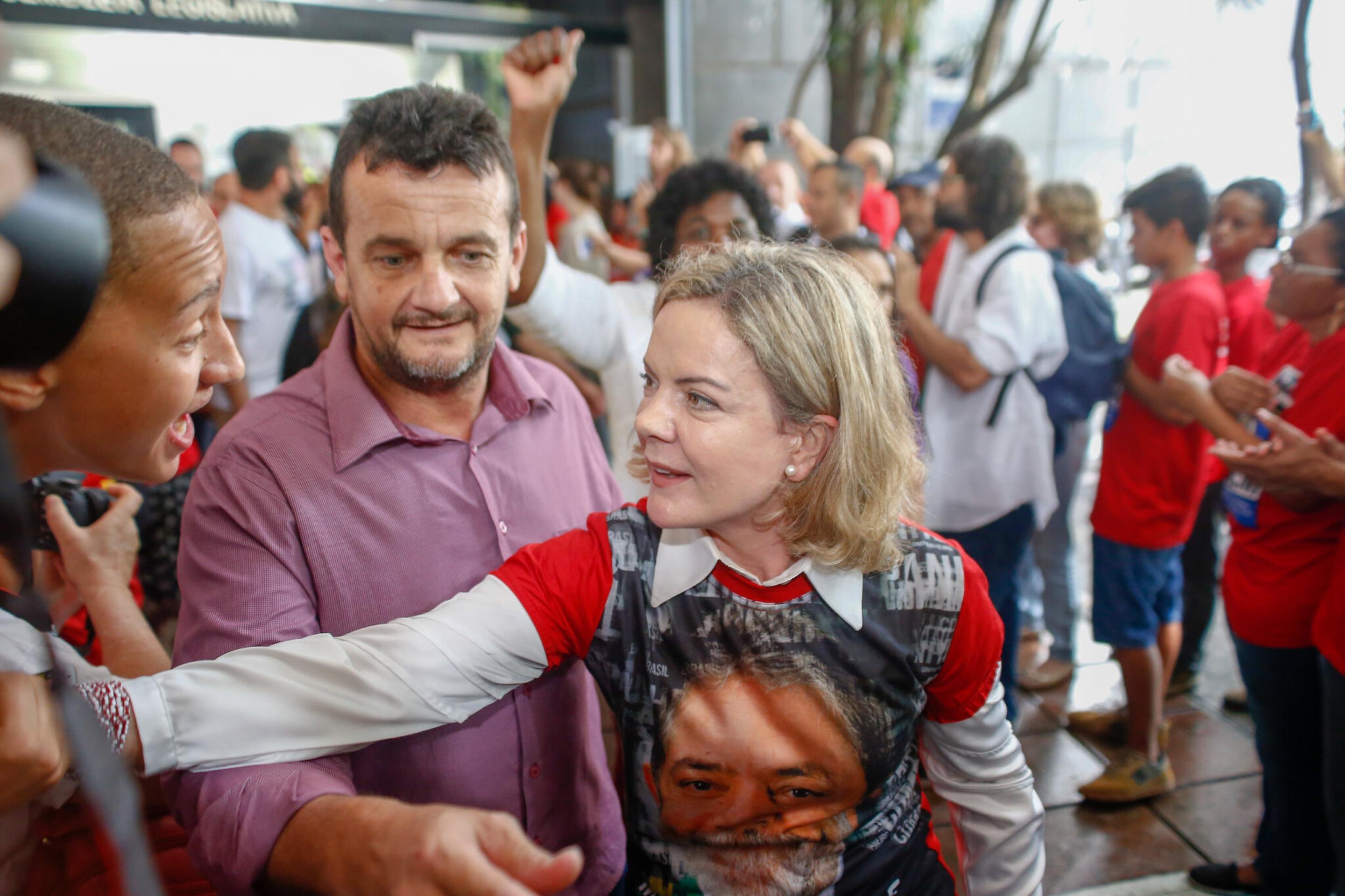 A deputada lidera campanhas e caminhadas pelo Brasil; Na imagem, Gleisi participa de um ato em janeiro de 2018 defendendo a candidatura de Lula
