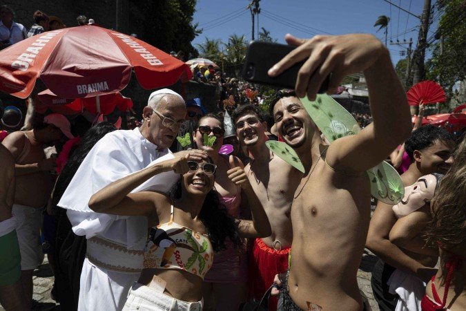 No Bloco das Carmelitas, no Rio, teve espaço para homenagear o papa