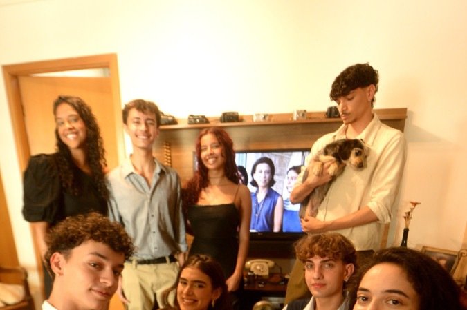 Pedro Vendrel (gravata borboleta) 
e amigos vão assistir ao Oscar juntos 