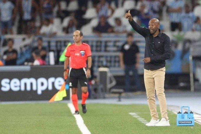 Caçapa volta para a função de auxiliar no Glorioso -  (crédito: Foto: Vitor Silva/Botafogo)