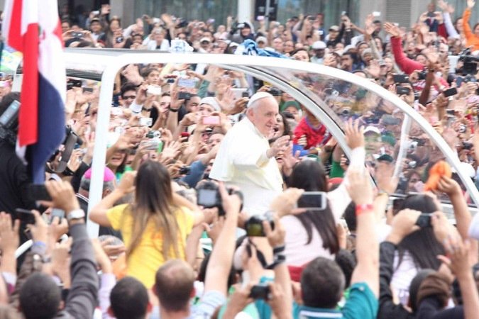 Papa no papamóvel entre população durante a Jornada Mundial da Juventude de 2013 - (crédito: Fabio Santoro / Jornada Mundial da Juventude ) Papa no papamóvel entre população durante a Jornada Mundial da Juventude de 2013 - (crédito: Fabio Santoro / Jornada Mundial da Juventude )