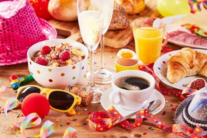 Manter uma alimentação equilibrada é essencial para curtir a festa sem perder o ritmo (Imagem: stockcreations | Shutterstock) - (crédito: EdiCase) Manter uma alimentação equilibrada é essencial para curtir a festa sem perder o ritmo (Imagem: stockcreations | Shutterstock) - (crédito: EdiCase)
