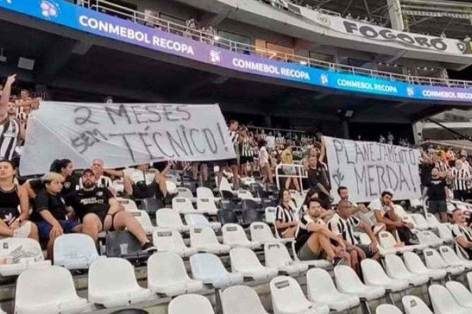 Torcida Alvinegra teve seu protesto retirado pela polícia no Nilton Santos -  (crédito: Foto: Reprodução)