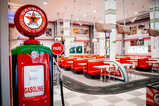 A Bonnie's Burguer é uma hamburgueria tematizada dos anos de 1950