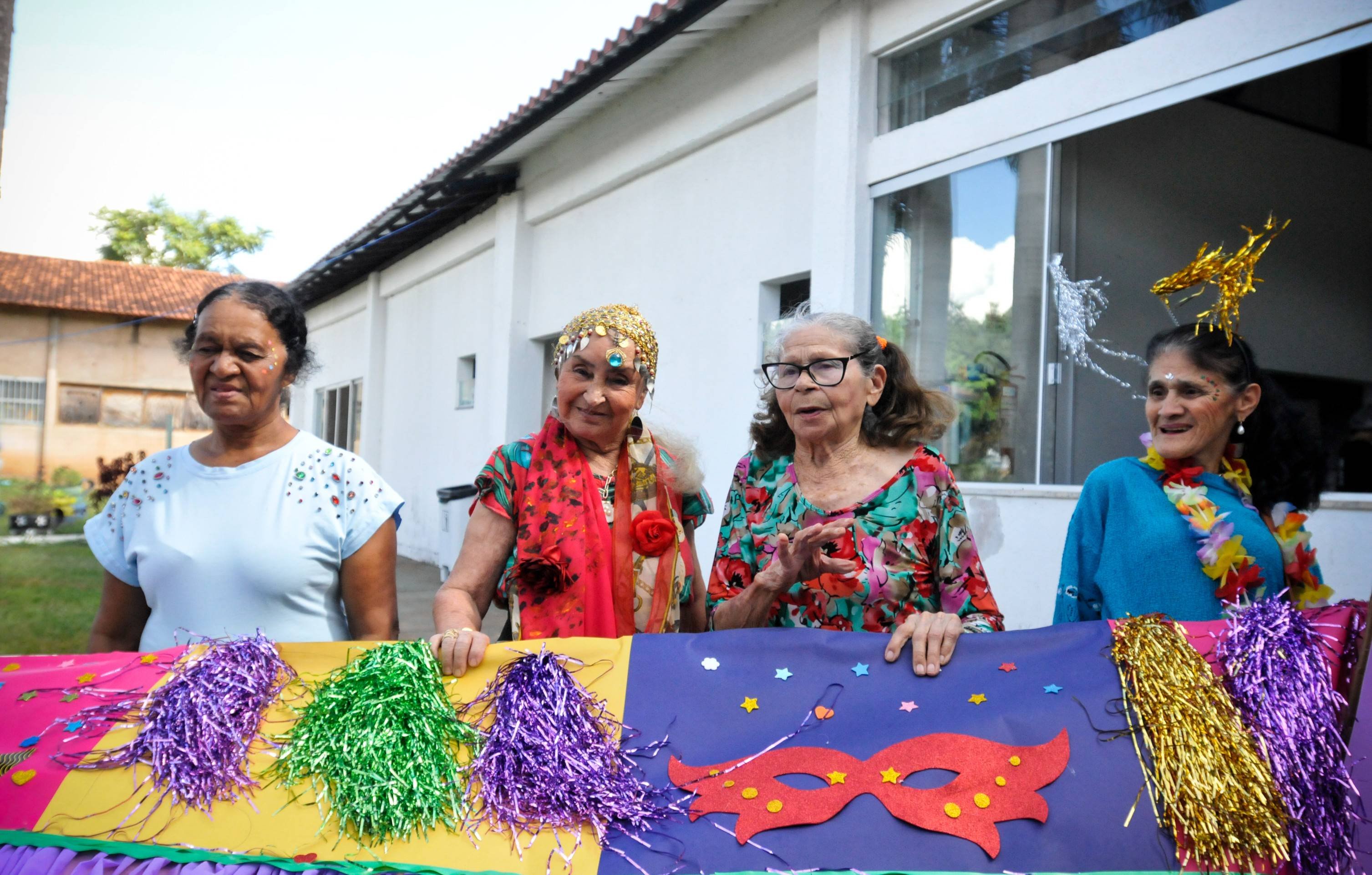 Lar de longa permanência de idosos promove folia para residentes
