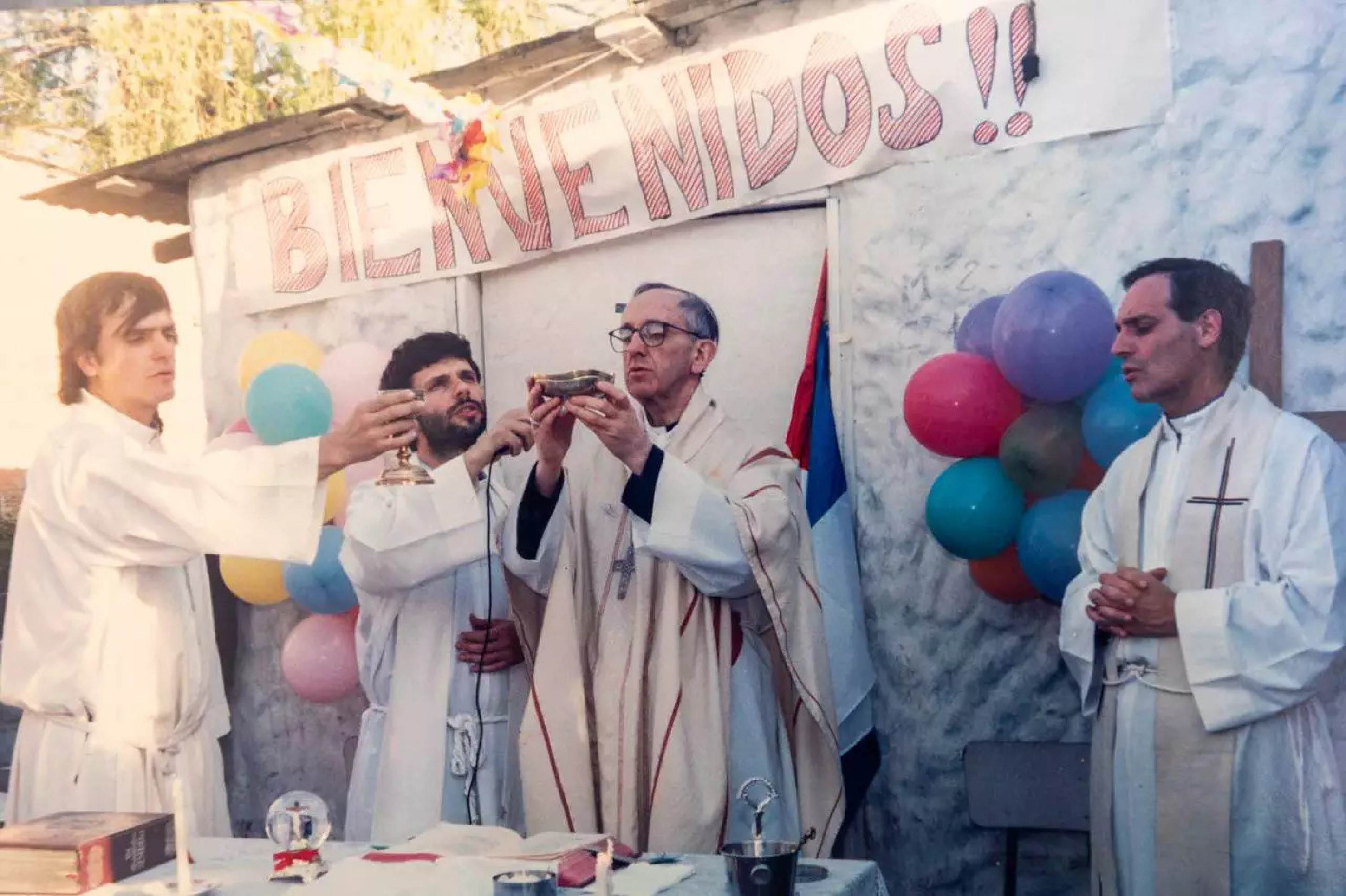 Fez o juniorado no Chile e graduou-se em Filosofia em 1960. Durante dois anos, lecionou filosofia, teologia e psicologia em colégios de Buenos Aires 