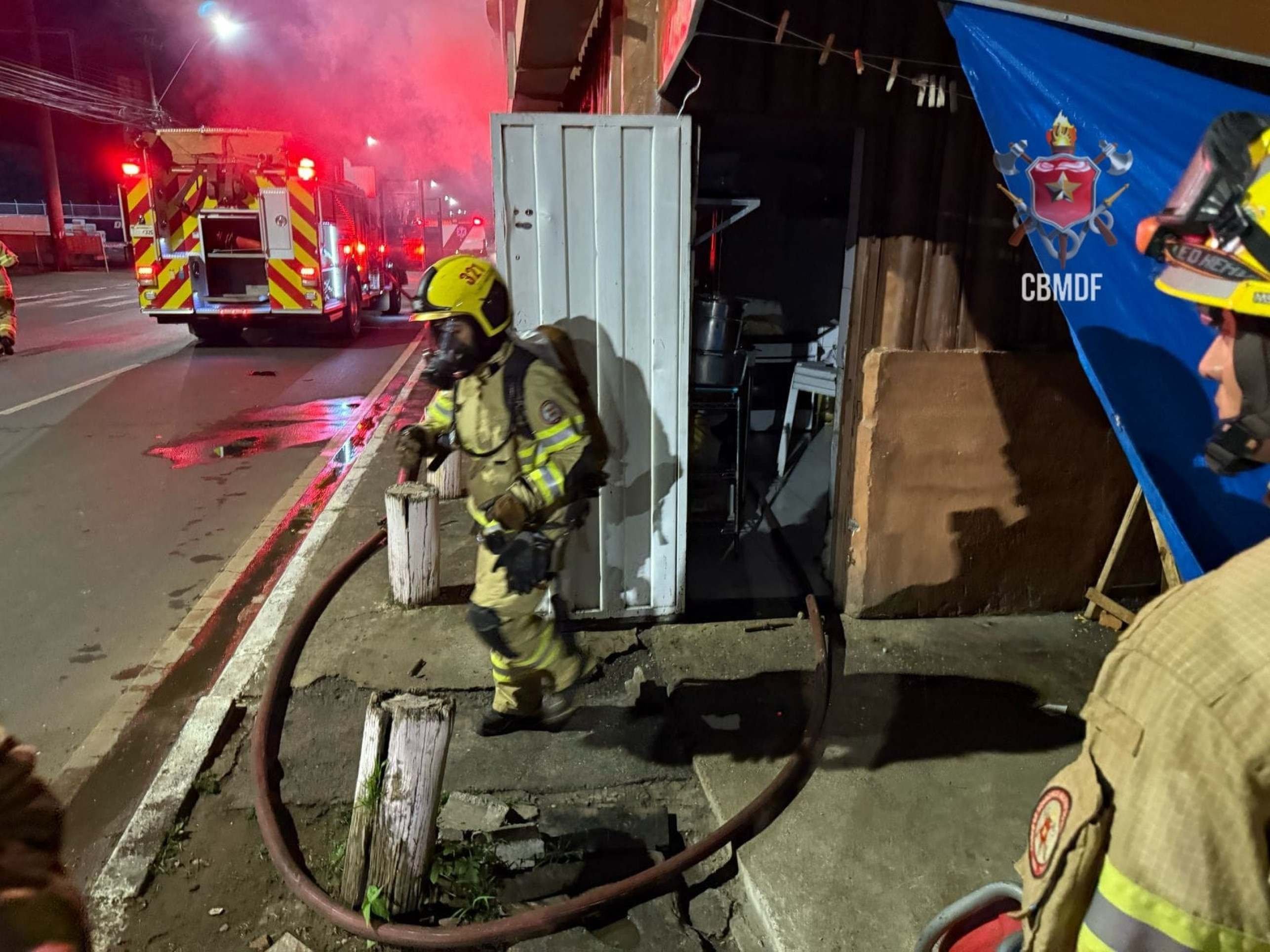 Incêndio: churrasqueira de quiosque pega fogo no SIA Incêndio: churrasqueira de quiosque pega fogo no SIA