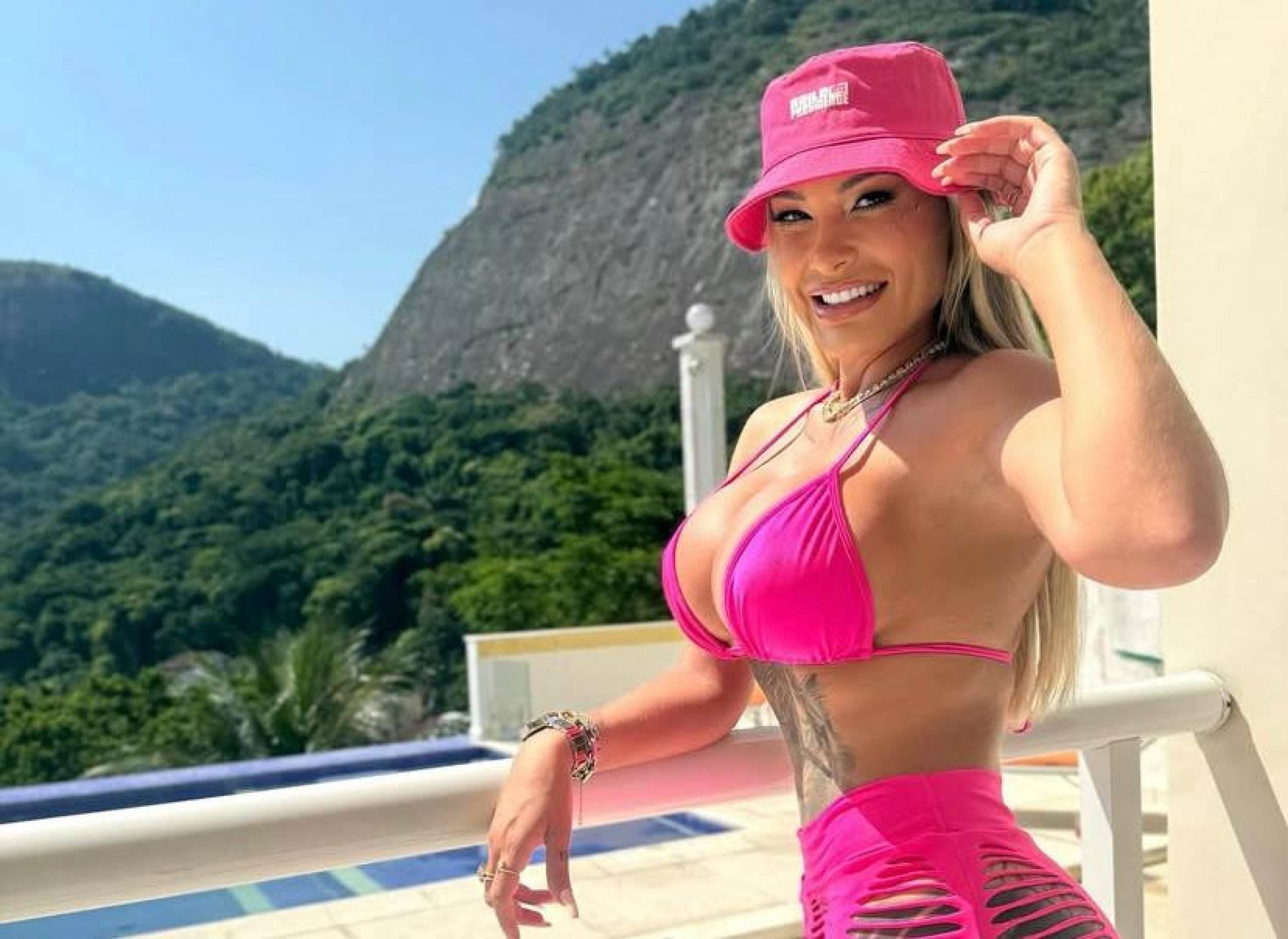 Andressa Urach curte Carnaval de Salvador disfarçada e surpreende fãs