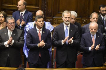 O presidente Lula participou da posse do novo chefe de Estado do Uruguai, em Montevidéu: à espera de reforçar o projeto de integração regional -  (crédito: Dante Fernandez / AFP)