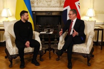 O Primeiro-Ministro do Reino Unido, Keir Starmer, conversa com o Presidente da Ucrânia, Volodymyr Zelensky, durante uma reunião bilateral no centro de Londres em 1º de março de 2025, antes da cúpula de líderes europeus no dia seguinte -  (crédito:  Peter Nicholls / POOL / AFP)