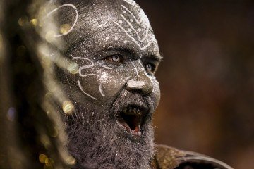 A Barroca Zona Sul, segunda escola a desfilar na noite, trouxe à passarela a história de Iansã (também chamada de Oyá) e seus nove filhos -  (crédito: Paulo Pinto/Agência Brasil)