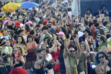 No primeiro dia de programação, as ruas foram tomadas pelo colorido das fantasias  -  (crédito: Minervino Júnior/CB/D.A.Press)