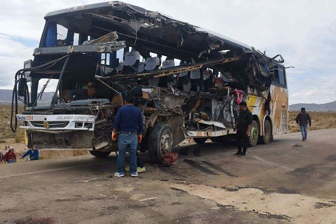 As causas do acidente não foram confirmadas, mas a polícia detalhou que um dos veículos teria invadido a faixa contrária - (crédito: Handout / Bolivian Police / AFP) As causas do acidente não foram confirmadas, mas a polícia detalhou que um dos veículos teria invadido a faixa contrária - (crédito: Handout / Bolivian Police / AFP)