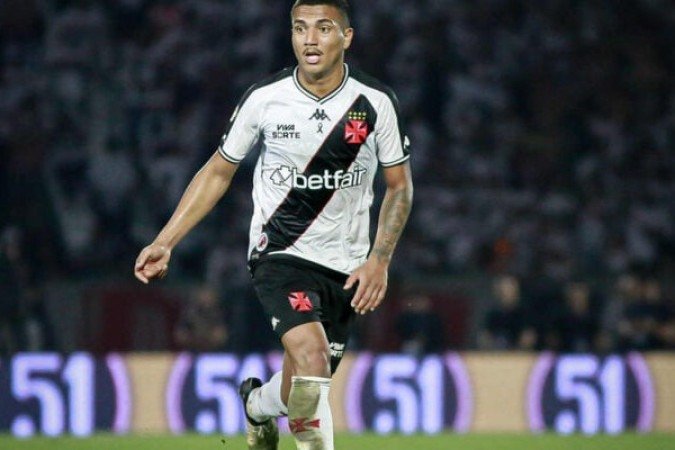 MATHEUS CARVALHO - Muito pilhado, levou logo um cartÃ£o amarelo. Embora tenha feito um jogo correto na marcaÃ§Ã£o, foi o mais irregular dos volantes vascaÃ­nos - NOTA 6,0 - Foto: Matheus Lima/Vasco