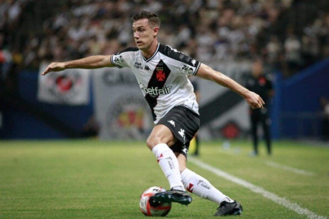 LUCAS PITON - Fez uma falta feia em Wesley logo no primeiro minuto, sendo amarelado. Jogou pendurado o tempo inteiro. Participou relativamente bem em alguns lances no apoio. Na defesa, alternou bons e maus momentos. Um escorregão seu quase resultou em gol do Flamengo no fim do 1º tempo - NOTA 4,0 - Foto: Matheus Lima / Vasco