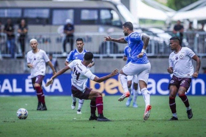 Jacuipense, de branco, se impõese vence o Bahia na Fonte Nova -  (crédito: Foto: Arte Jogada10)