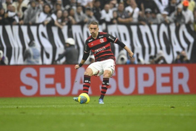 LEO ORTIZ  - Curiosamente coeteu alguns erros de passe, algo incomum para ele. Mas salvou um gol de Rayan em cima da linha e fez um bom segundo tempo - NOTA 6,5 - Foto: Marcelo Cortes /CRF