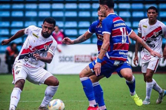 Jogadores de Fortaleza e Ferroviário em disputa de bola na semifinal do Cearense - (crédito: Foto: Lenilson Santos / FAC) Jogadores de Fortaleza e Ferroviário em disputa de bola na semifinal do Cearense - (crédito: Foto: Lenilson Santos / FAC)