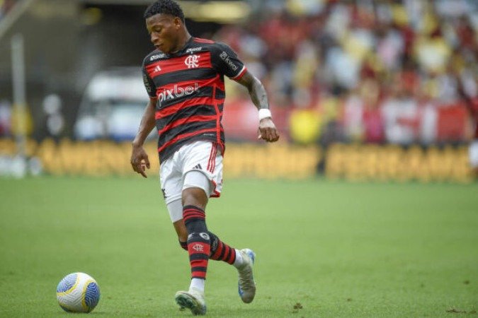 PLATA  - Um guerreiro, buscando jogo, não se intimidando com a marcação forte do Vasco e trabalhando bem com Wesley pela direita. Foi dele o passe pra o gol de Bruno Henrique. Contudo, não finalizou bem e errou um passe que quase gerou um gol do Vasco - NOTA 6,5 - Foto: Marcelo Cortes /CRF