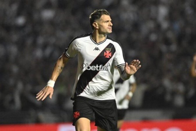 VEGETTI  - Muito nervoso e pilhado durante o primeiro tempo inteiro, levando cartÃ£o amarelo e quase sendo expulso. Teve o mÃ©rito de prender a zaga do Flamengo , o que nÃ£o Ã© muito comum nos jogos do Rubro-Negro, jÃ¡ que os Zagueiros saem bastante - NOTA 6,0 -  Foto: Leandro Amorim/Vasco