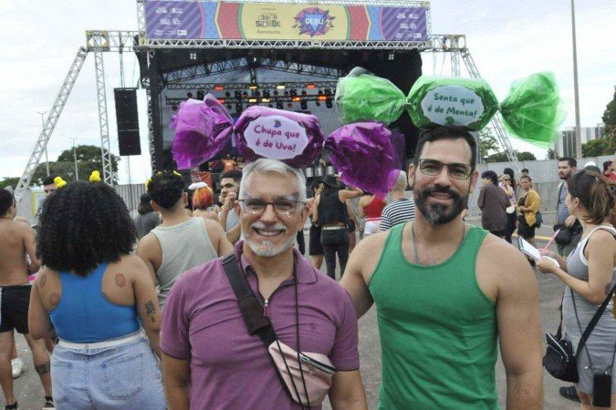 O casal Edney Moita, 52, analista de sistemas e Gilvan Guimarães, 46, servidor público, vive em Brasília desde 1994 e curte o carnaval Brasiliense há alguns anos 