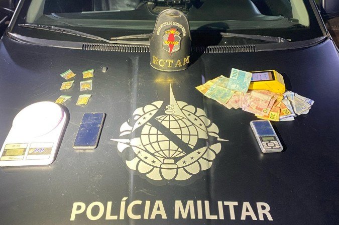 Questionado pelos policiais, o suspeito afirmou que teria tentado se livrar de outras drogas da mesma forma - (crédito: PMDF) Questionado pelos policiais, o suspeito afirmou que teria tentado se livrar de outras drogas da mesma forma - (crédito: PMDF)