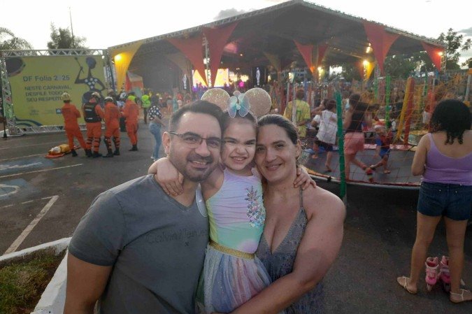 Helmer Muniz, com a filha e a esposa, estava satisfeito com a atenção às crianças - (crédito: Carlos Silva - CB/DAPress) Helmer Muniz, com a filha e a esposa, estava satisfeito com a atenção às crianças - (crédito: Carlos Silva - CB/DAPress)