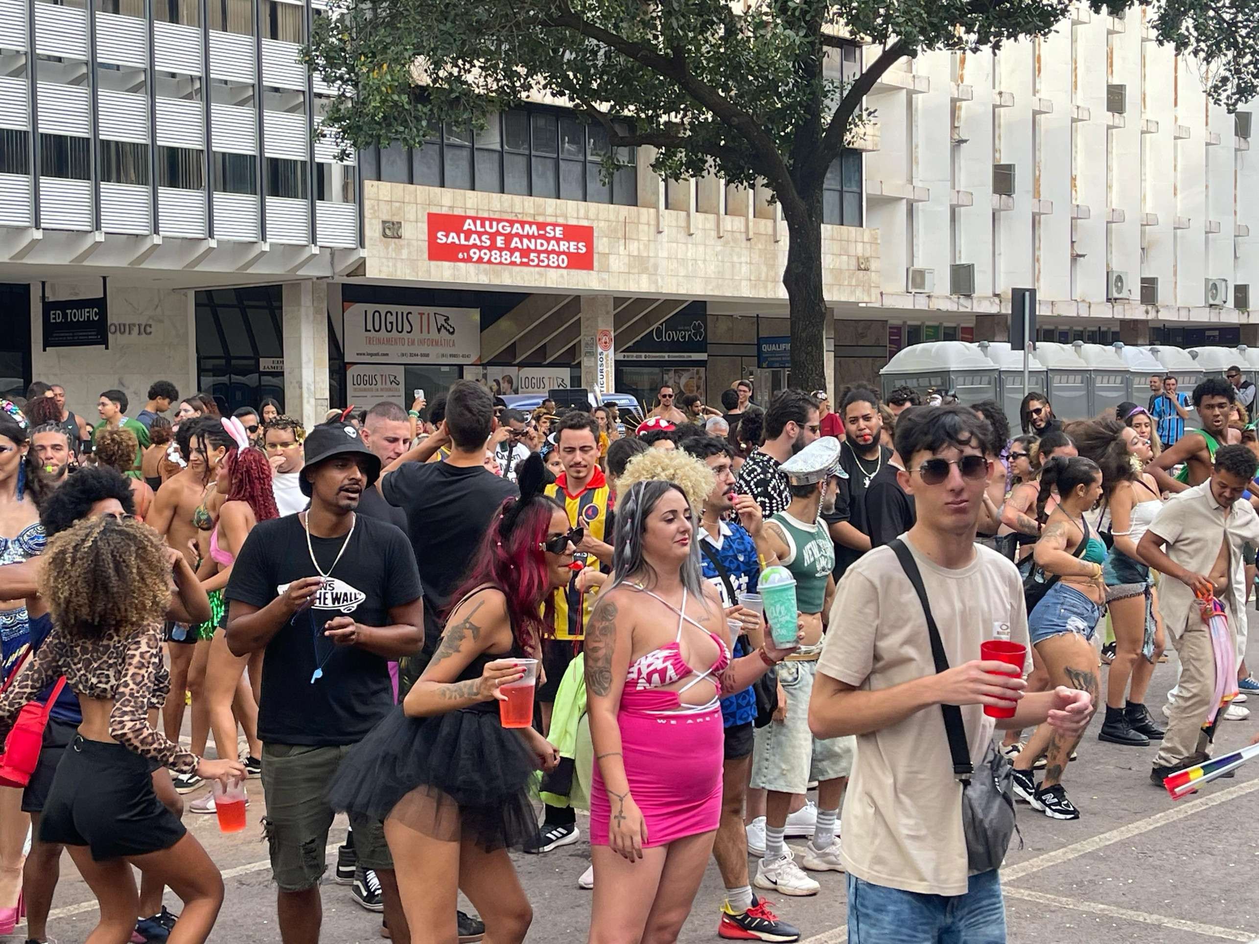 Bloco Mama Ta Difícil mistura rock nacional, samba e funk para animar foliões