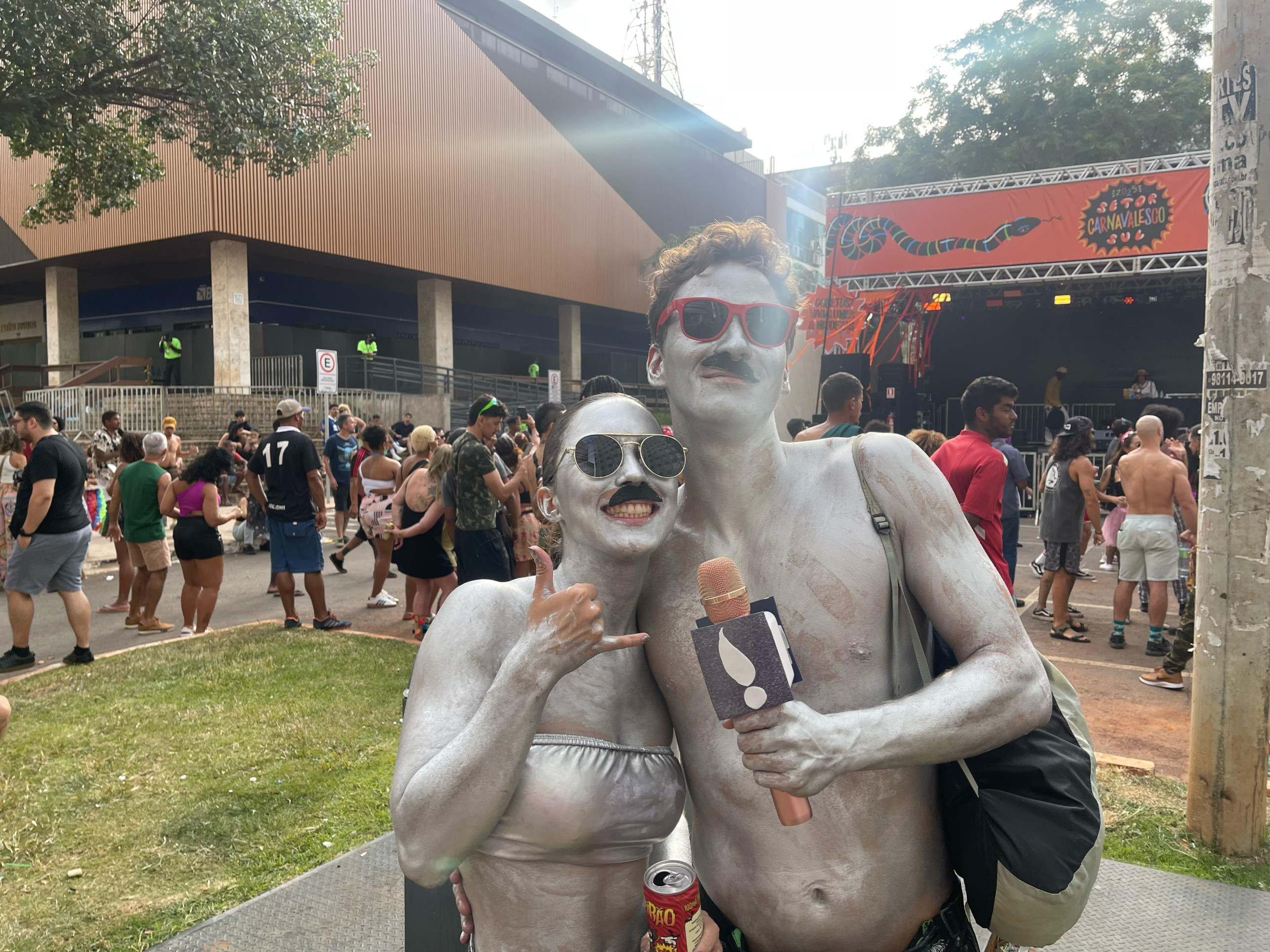 Isabela Brasiel e Rafael Mascarenhas se fantasiaram de Fred Mercury Prateado