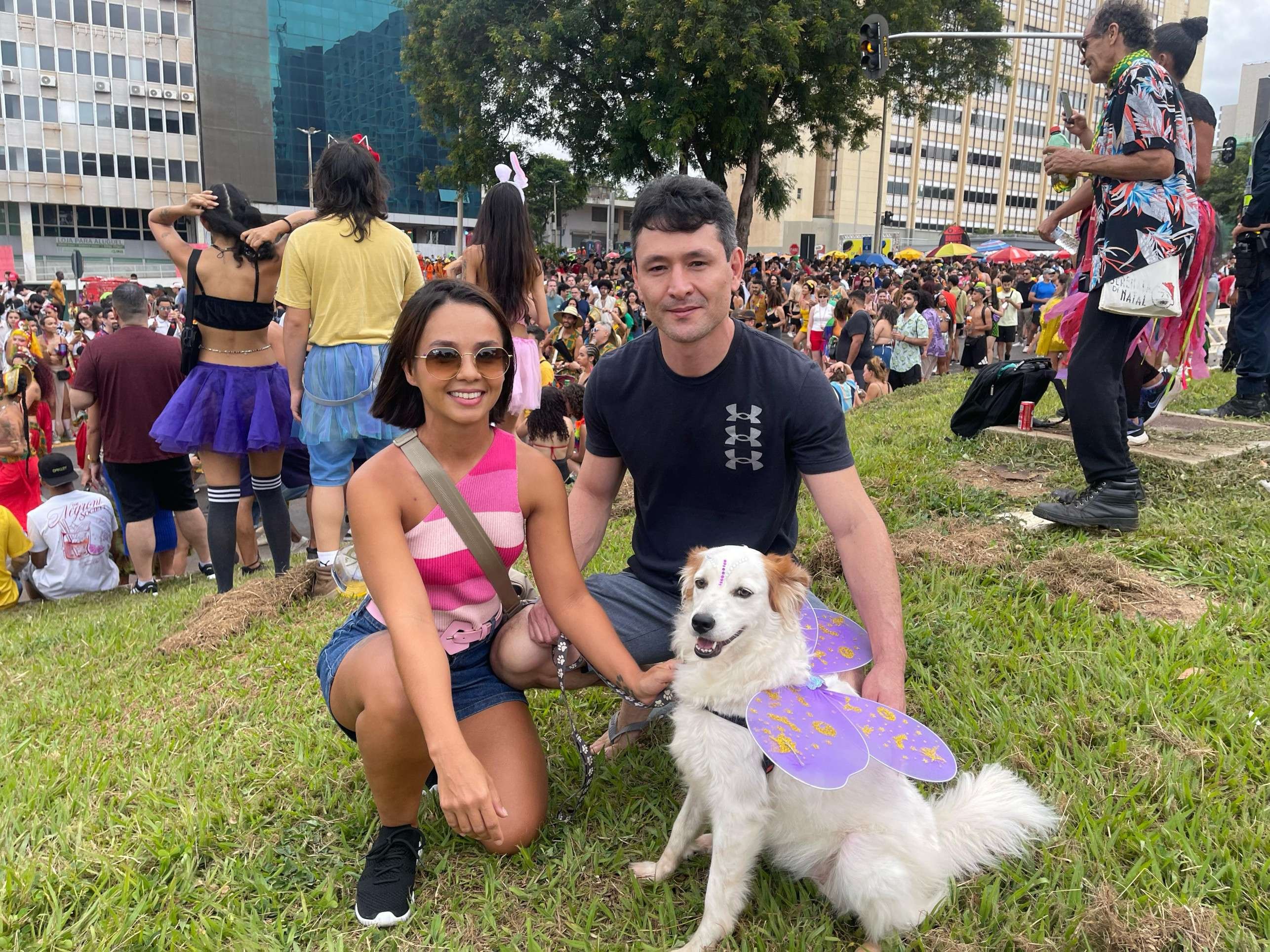 Daniele e Marcelo Ornelis levaram a cachorra Gal para o primeiro Carnaval