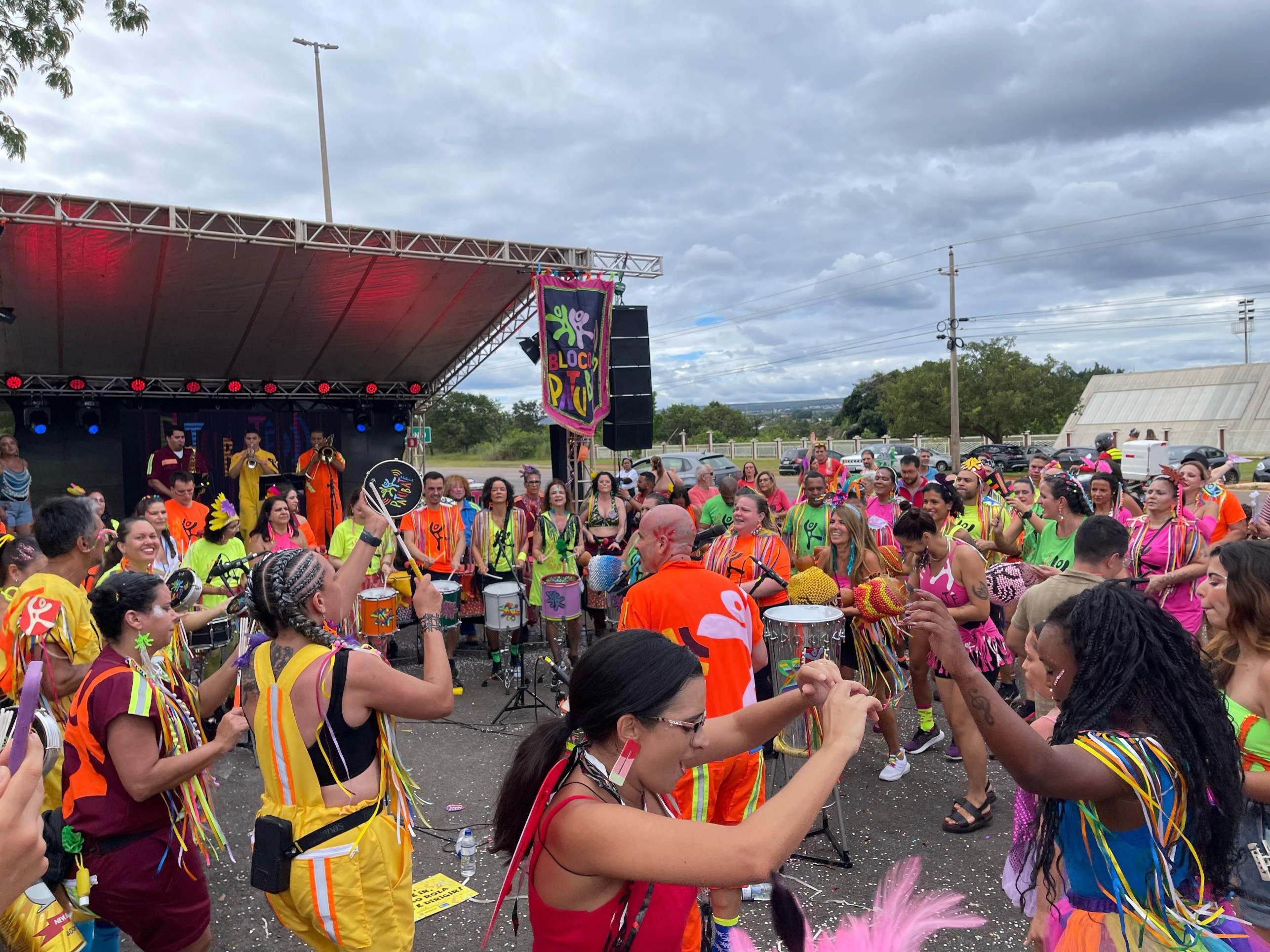 Bloco Patubatê leva sustentabilidade para a folia transformando sucatas em instrumentos musicais