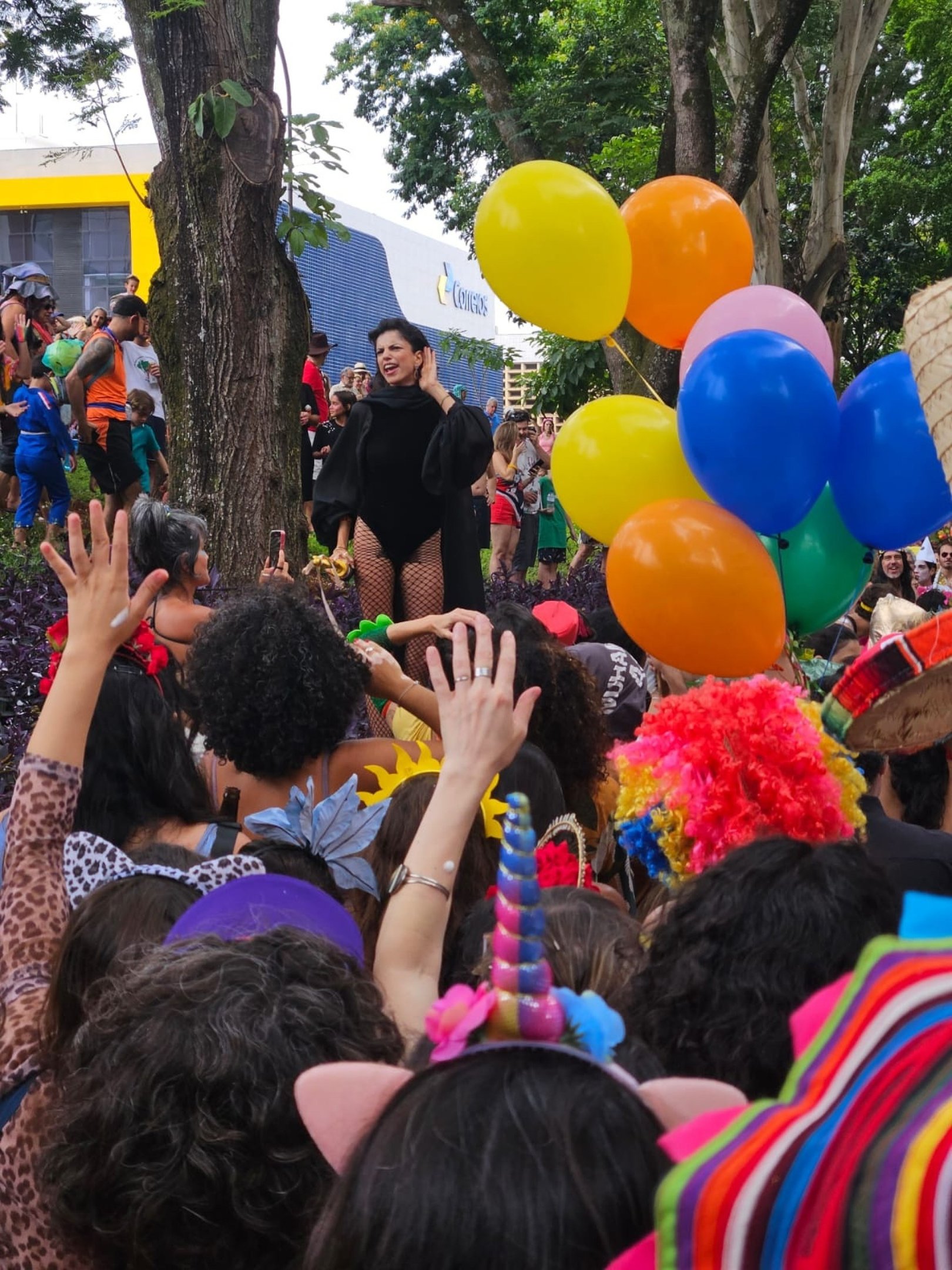 Sósia de Fernanda Torres faz a festa da galera no Vai quem fica