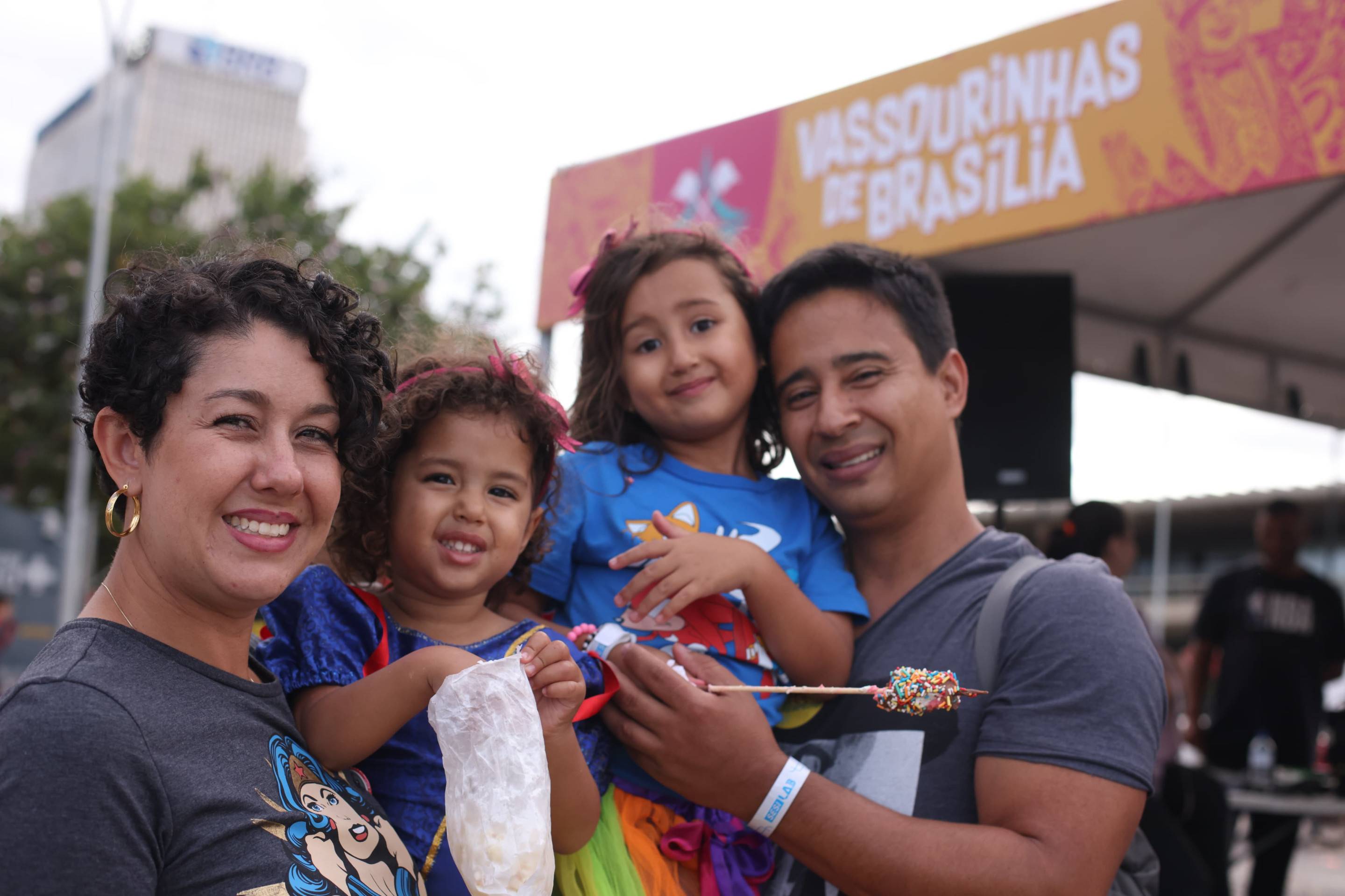 As pequenas Liz e Iara Lopes curtem a folia desde que ainda estavam na barriga da mãe